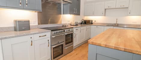 Cottage | Private kitchen | Dishwasher, cookware/dishes/utensils