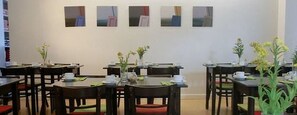 Café da manhã com buffet todos os dias (EUR 15 por pessoa)