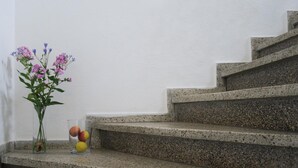 A set of granite stairs leading up to a landing. - Hotel an der Marienkirche (Lübeck)