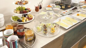 A buffet with various food items and condiments. - Hotel an der Marienkirche (Lübeck)