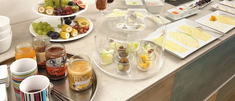 Desayuno buffet (EUR 15 por persona)