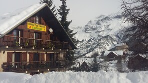 Stuga - flera sovrum (Doubles, Triples et Quadruples) | Värdeförvaringsskåp på rummet, skrivbord och mörkläggningsgardiner