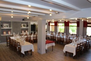 Petit déjeuner, déjeuner et dîner servis sur place