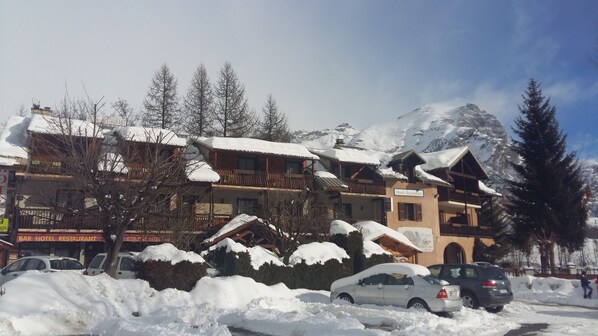 Vista frontal de la propiedad