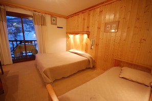 Chalet, meerdere slaapkamers (Doubles, Triples et Quadruples) | Een kluis op de kamer, een bureau, verduisterende gordijnen