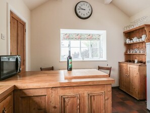 Cottage | Private kitchen | Oven, stovetop, cookware/dishes/utensils - Lilac Cottage (Malvern)