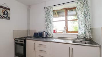 Cottage | Private kitchen | Fridge, microwave, stovetop, cookware/dishes/utensils