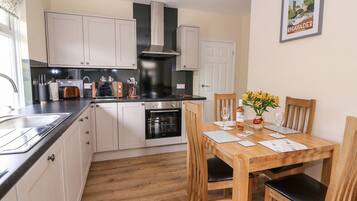 Cottage | Private kitchen | Fridge, microwave, stovetop, dishwasher
