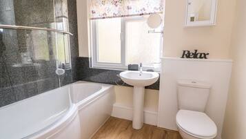 Cottage | Bathroom | Shower, hair dryer