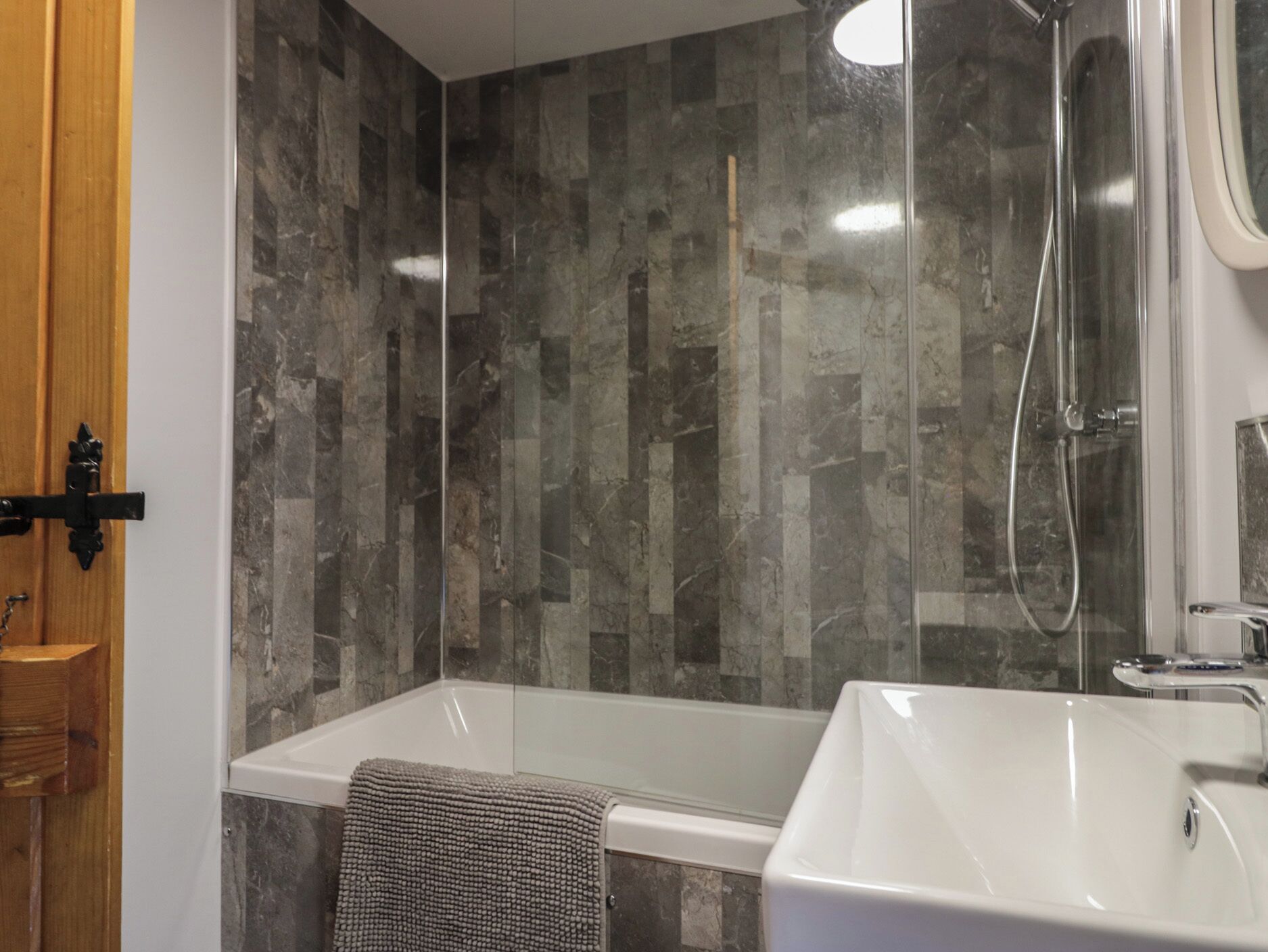 Une salle de bain avec une baignoire, une douche et un lavabo.