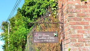 Señal para Lou-Anne Chambres d'Hotes con un número de reserva.