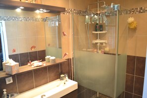 淋浴设施、免费洗浴用品、吹风机、毛巾