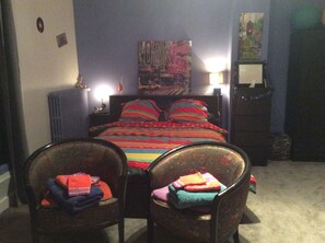 Triple Room, Garden View (Violette) | Individually decorated, individually furnished, free WiFi, bed sheets - Louanne Chambre d'hôtes (Louan-Villegruis-Fontaine)