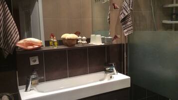 Triple Room, Garden View (Violette) | Bathroom | Shower, free toiletries, hair dryer, towels
