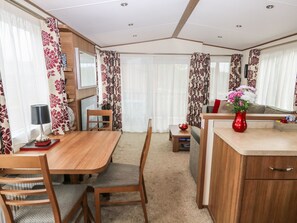 Cottage | Dining - 18 Lake View (Norwich)