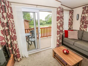 Cottage | Living area - 18 Lake View (Norwich)