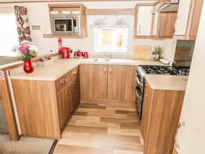 Cottage | Private kitchen | Fridge, dishwasher, cookware/dishes/utensils