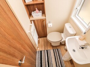 Cottage | Bathroom - 18 Lake View (Norwich)