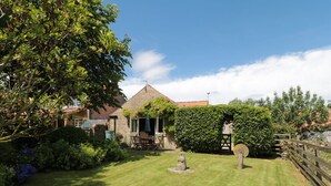Unclassified image, 2 of 16, button - Henhouse Cottage (York)