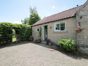 Front of property - Henhouse Cottage (York)