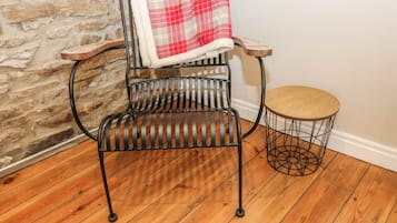 Cottage | Living room | TV, fireplace, DVD player