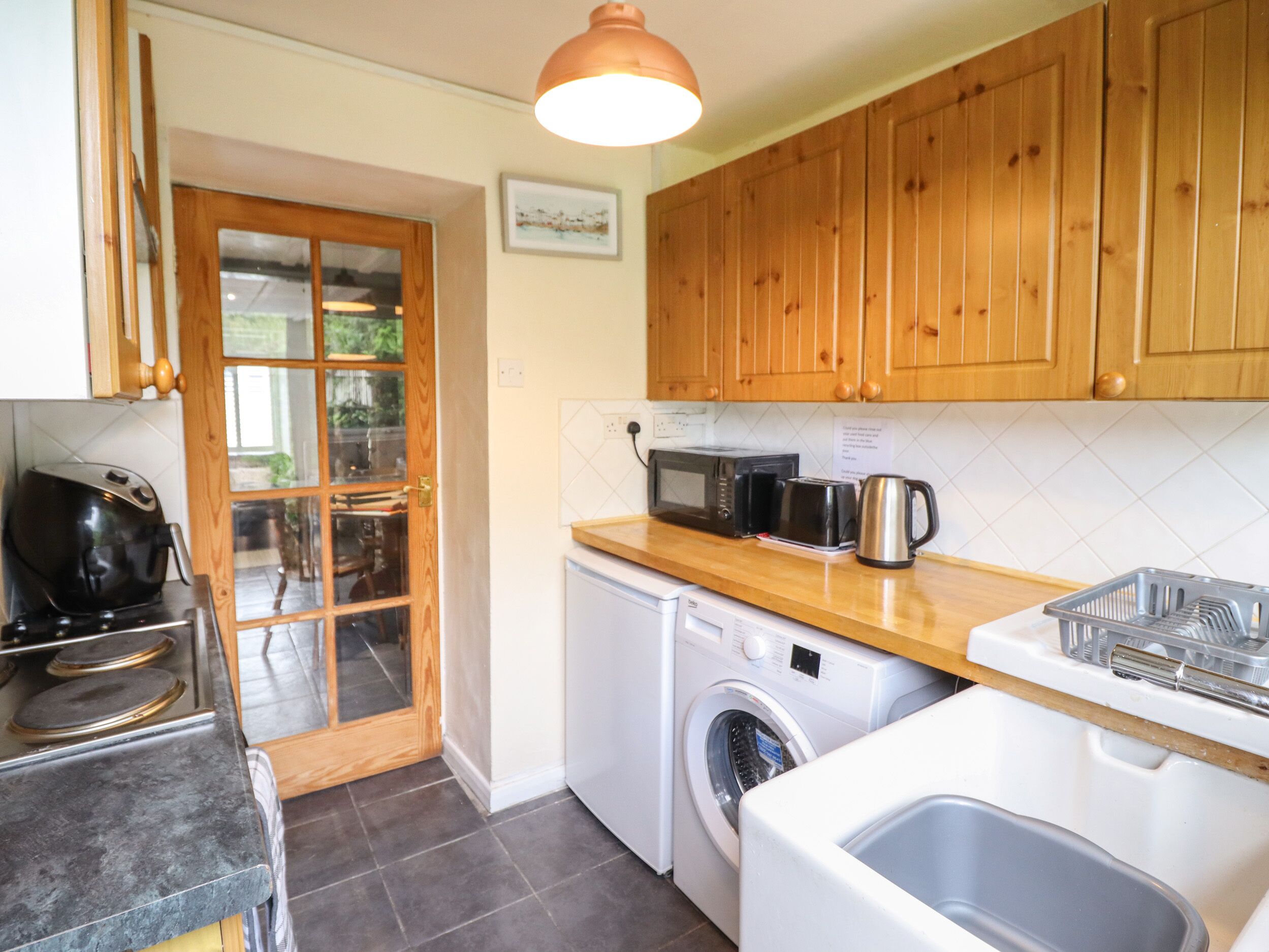 كوخ | مطبخ خاص | ميكروويف، موقد طهي مسطح، مستلزمات طهي/أطباق/أوعية