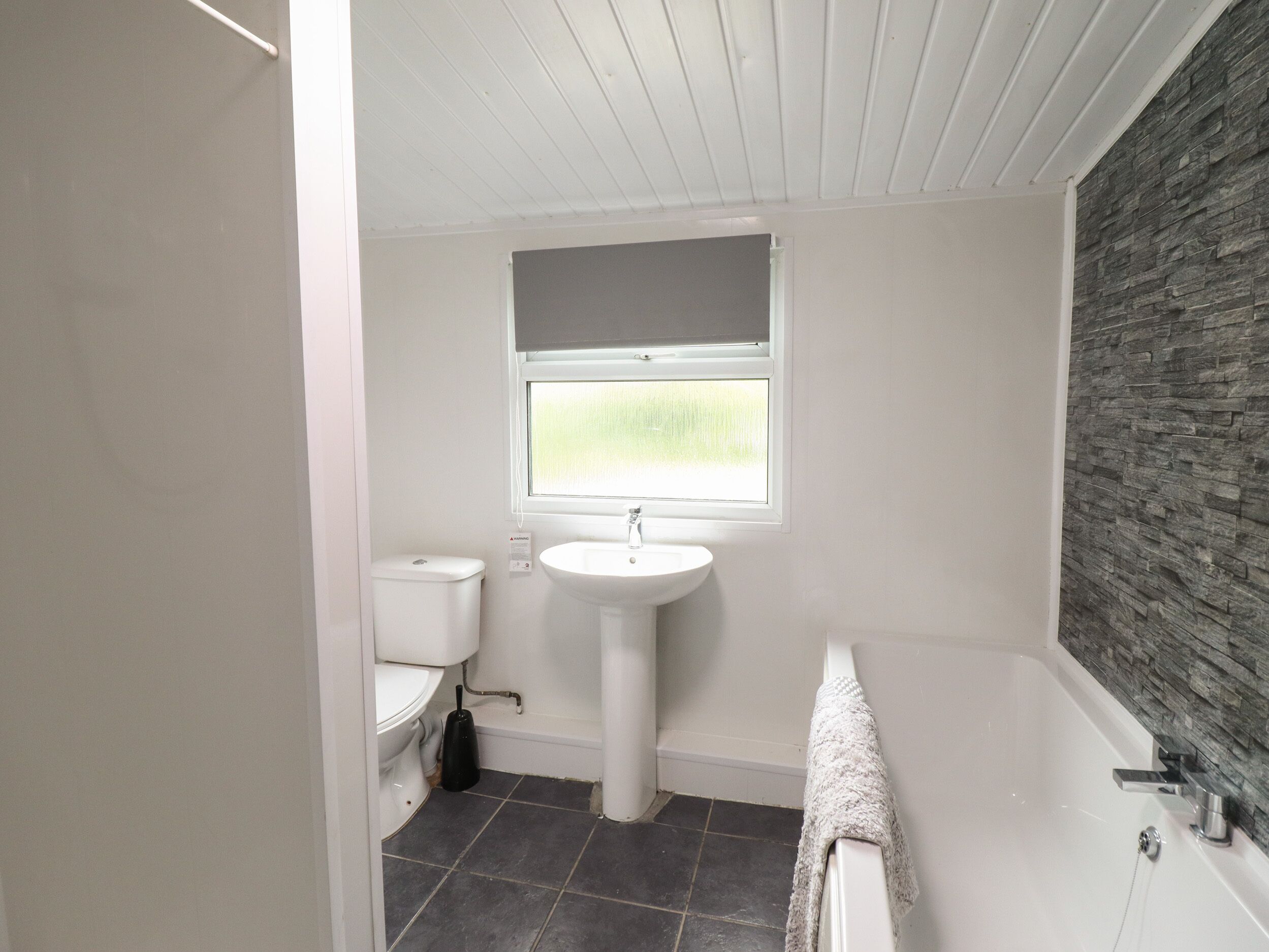 Cottage | Bathroom | Shower, hair dryer