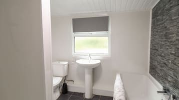 Cottage | Bathroom | Shower, hair dryer