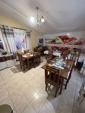 Aperto a colazione, pranzo e cena