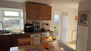 Cottage | Private kitchen | Stovetop, dishwasher, toaster, highchair