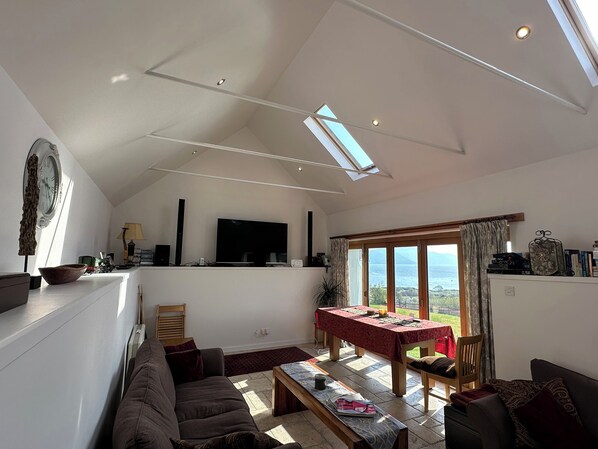  كوخ | منطقة المعيشة | تلفزيون، مشغل دي في دي