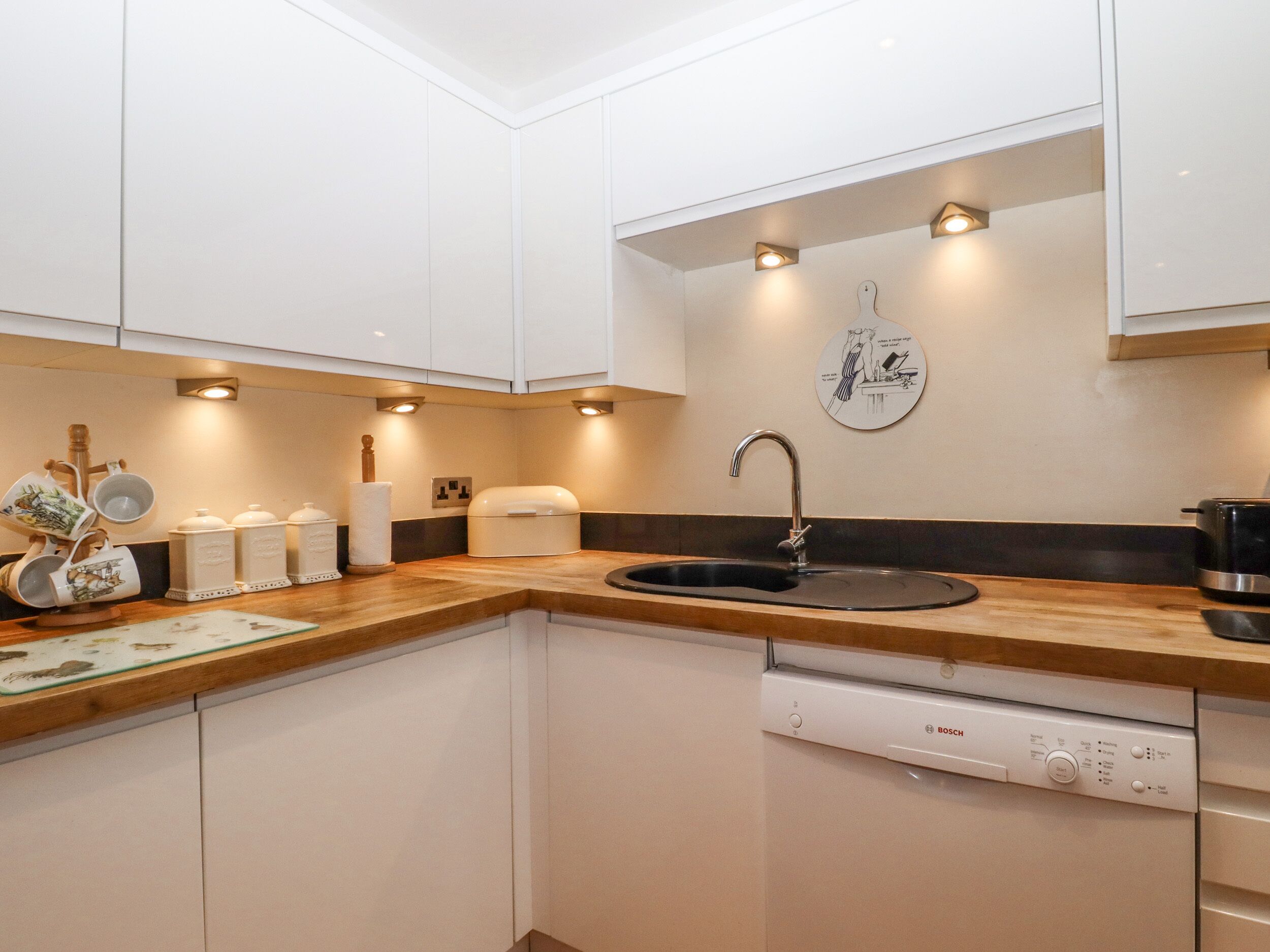 Geladeira, micro-ondas, cooktop, lava-louças