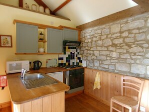 Cottage | Private kitchen | Fridge, microwave, stovetop, cookware/dishes/utensils