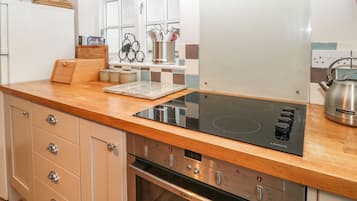 Cottage | Private kitchen | Dishwasher, cookware/dishes/utensils