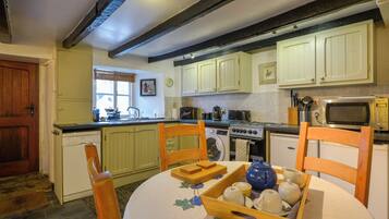 Cottage | Private kitchen | Dishwasher, cookware/dishes/utensils