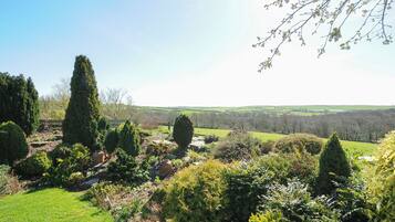 Cottage | Property grounds