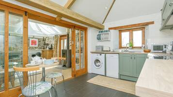 Cottage | Private kitchen | Dishwasher, cookware/dishes/utensils