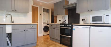 Cottage | Cucina privata | Lavastoviglie, seggiolone, pentole/stoviglie/utensili
