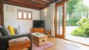 Cottage | Living area | TV