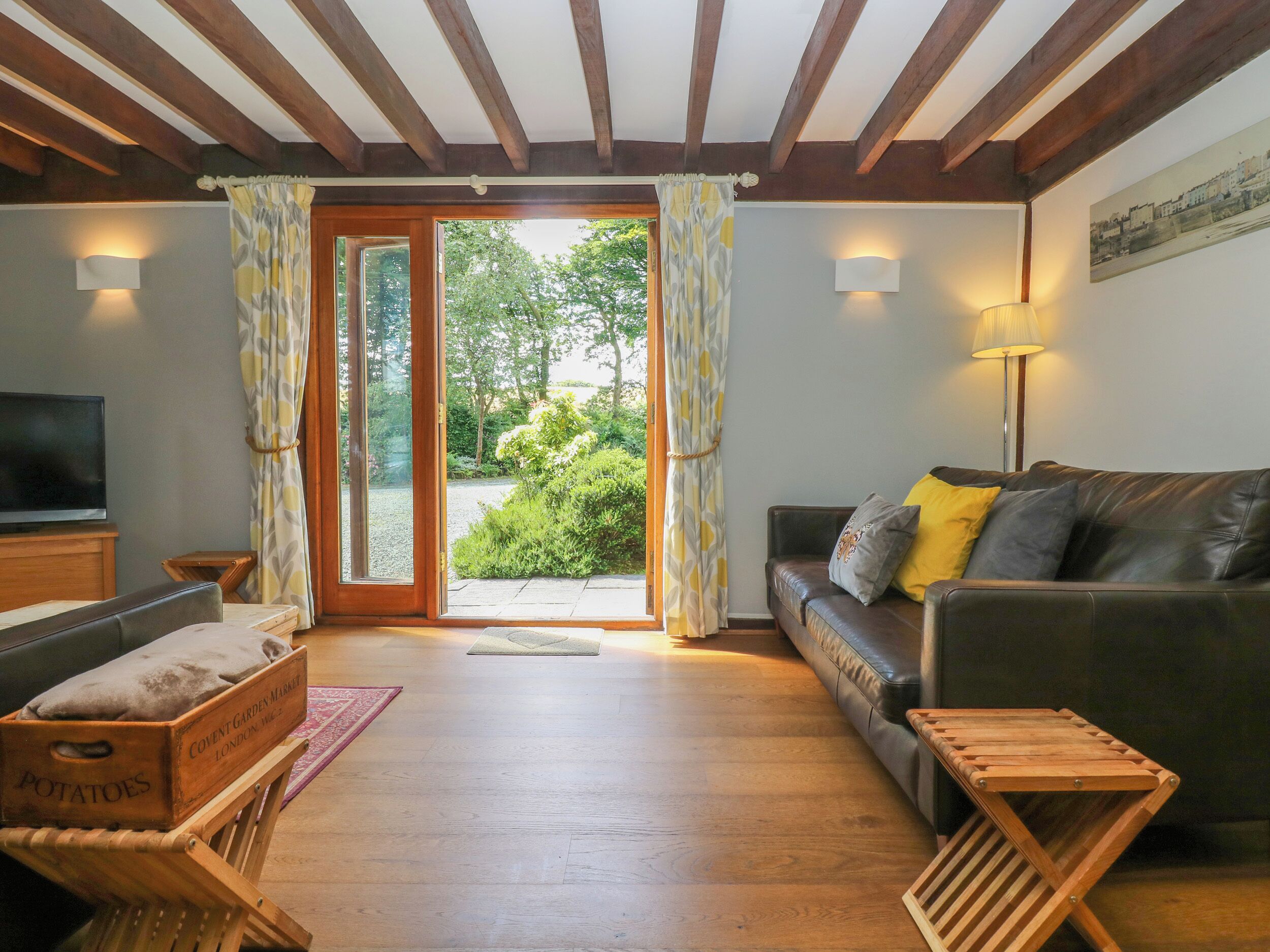 Cottage | Living area | TV