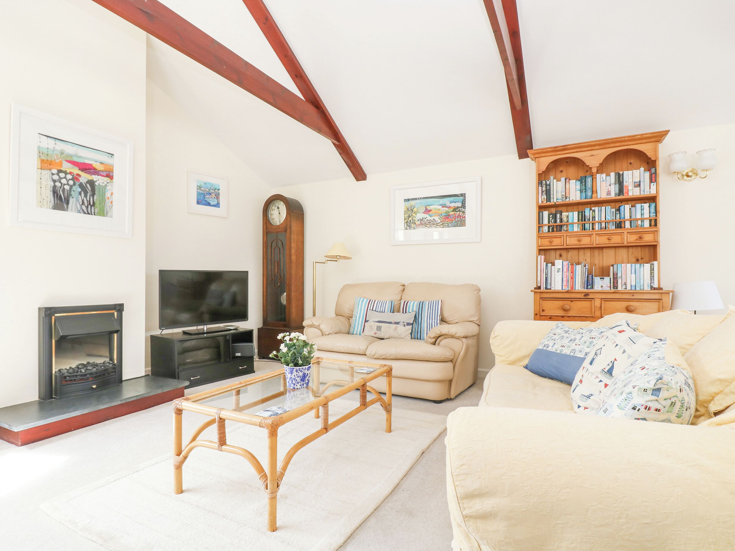 Cottage | Living area | TV