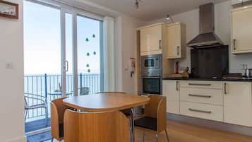 Mökki | Yksityinen keittiö | Liesi, syöttötuoli, keittoastiat/astiat/ruokailuvälineet