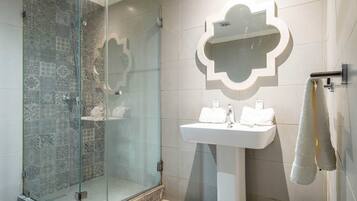 Double Room | Bathroom | Shower, free toiletries, hair dryer, towels