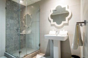 Doppelzimmer | Badezimmer | Dusche, kostenlose Toilettenartikel, Haartrockner, Handtücher