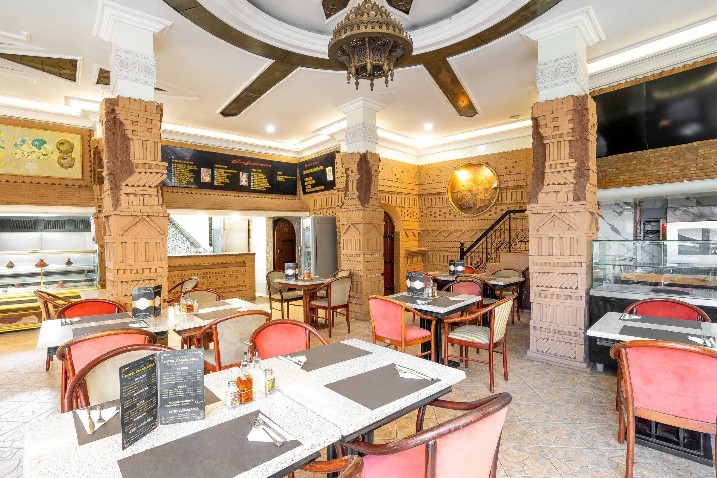 朝食、ランチ、ディナーに営業