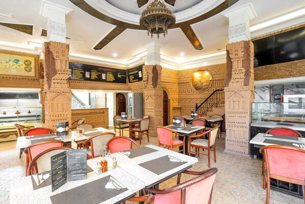 早餐，供應午餐和晚餐