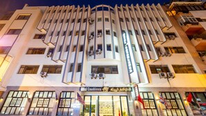 Ein Hotel mit moderner Fassade, mehreren Klimaanlagen und einem Schild, das angibt, dass es sich um das "Hotel Casablanca" handelt.