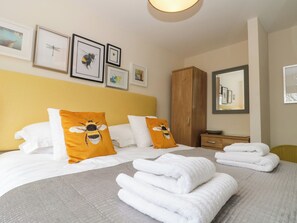 3 bedrooms, Egyptian cotton sheets, individually decorated - The Fox's Den (Whitby)