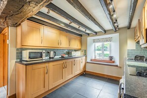 Casa de campo | Cocina privada | Lavavajillas, periquera y utensilios de cocina 