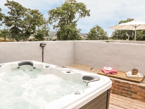 Cottage | Property grounds - Rhianwen, Plas Moelfre Hall Barns (Oswestry)